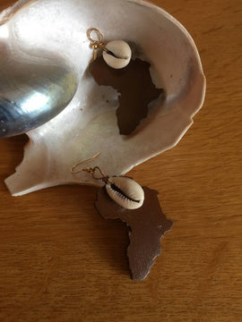 Orecchini Africa con mucca Shell realizzati con legno riciclato
