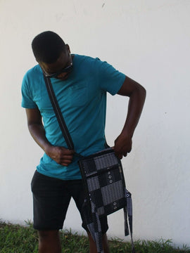 Bolso de hombro con estampado africano en Ankara blanco negro