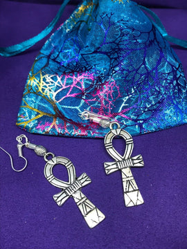 Aretes con dijes Ankh hechos con plata