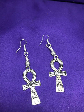 Aretes con dijes Ankh hechos con plata