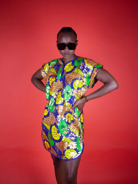 Brillante vestido de estampado africano en oro metalizado