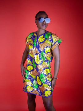 Brillante vestido de estampado africano en oro metalizado