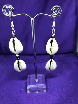 Orecchini conchiglia Cowrie realizzati con filo d'argento