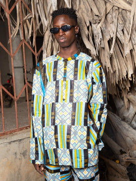 Con un traje Africano de samakaka rojo.