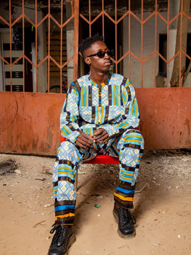 Con un traje Africano de samakaka rojo.