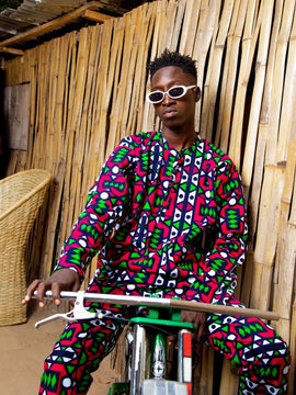 Con un traje Africano de samakaka rojo.