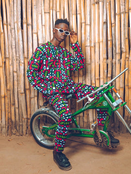 Con un traje Africano de samakaka rojo.