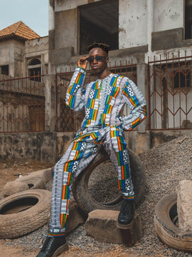 Con un traje Africano de samakaka rojo.