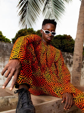 Con un traje Africano de samakaka rojo.