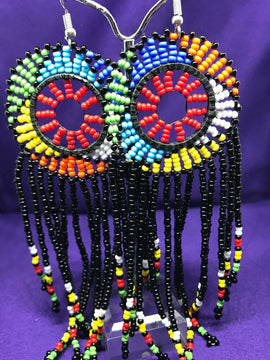 Masai mit Perlen versehene Ohrringe im Blau und Schwarzen