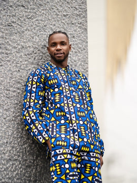 Con un traje Africano de samakaka rojo.